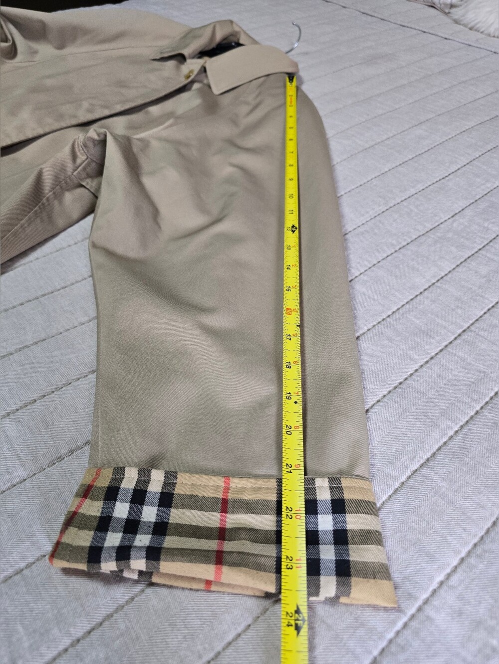 Vintage Burberrys Classic Beige Trench Coat with Check Lining, Mid-lenght - Picture 12 of 12